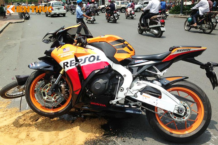 Tai nan xe mo to Honda CBR 1000 repson va Honda dream-Hinh-2